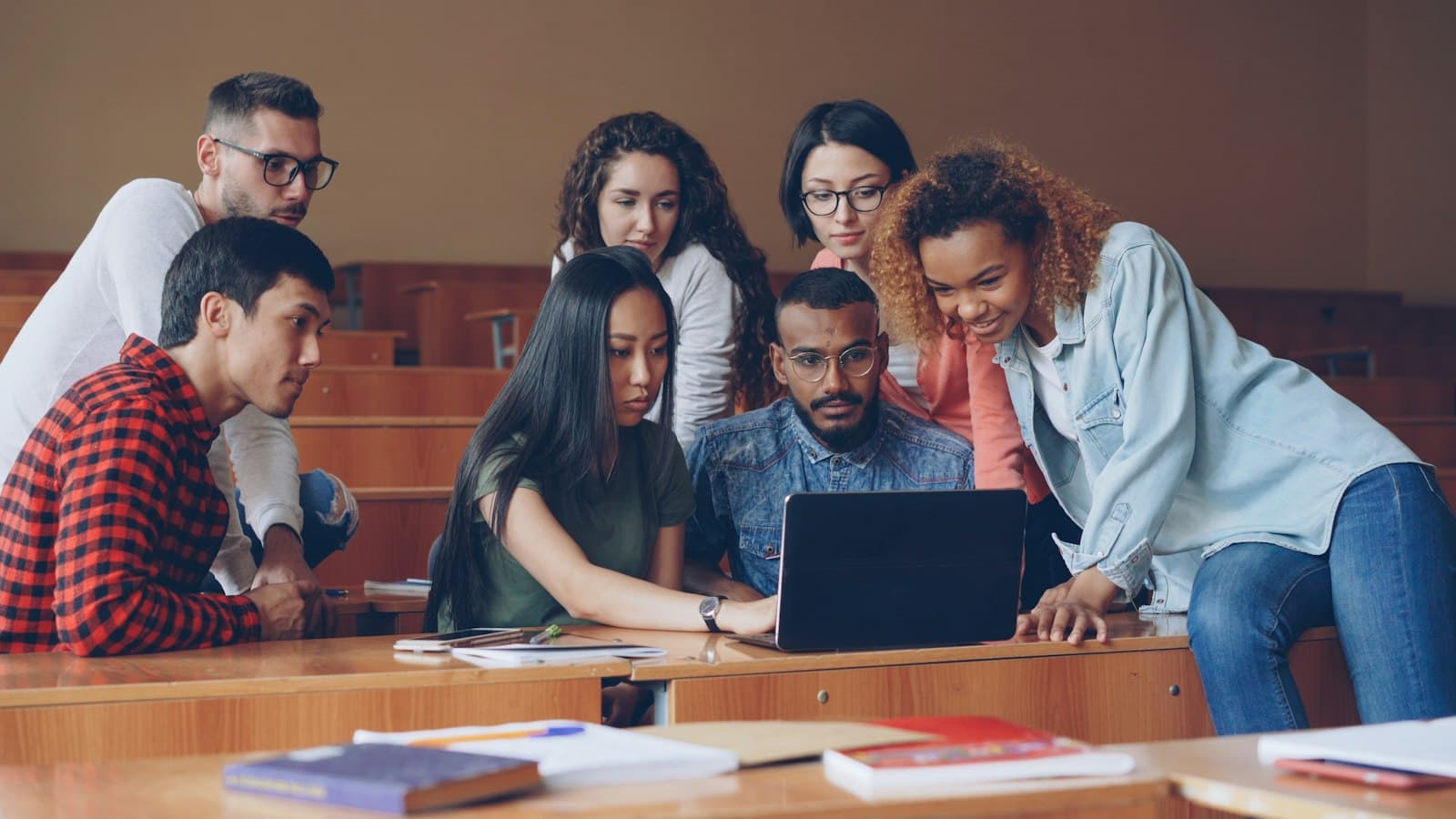 Un groupe d’étudiants réunis autour d’un ordinateur portable